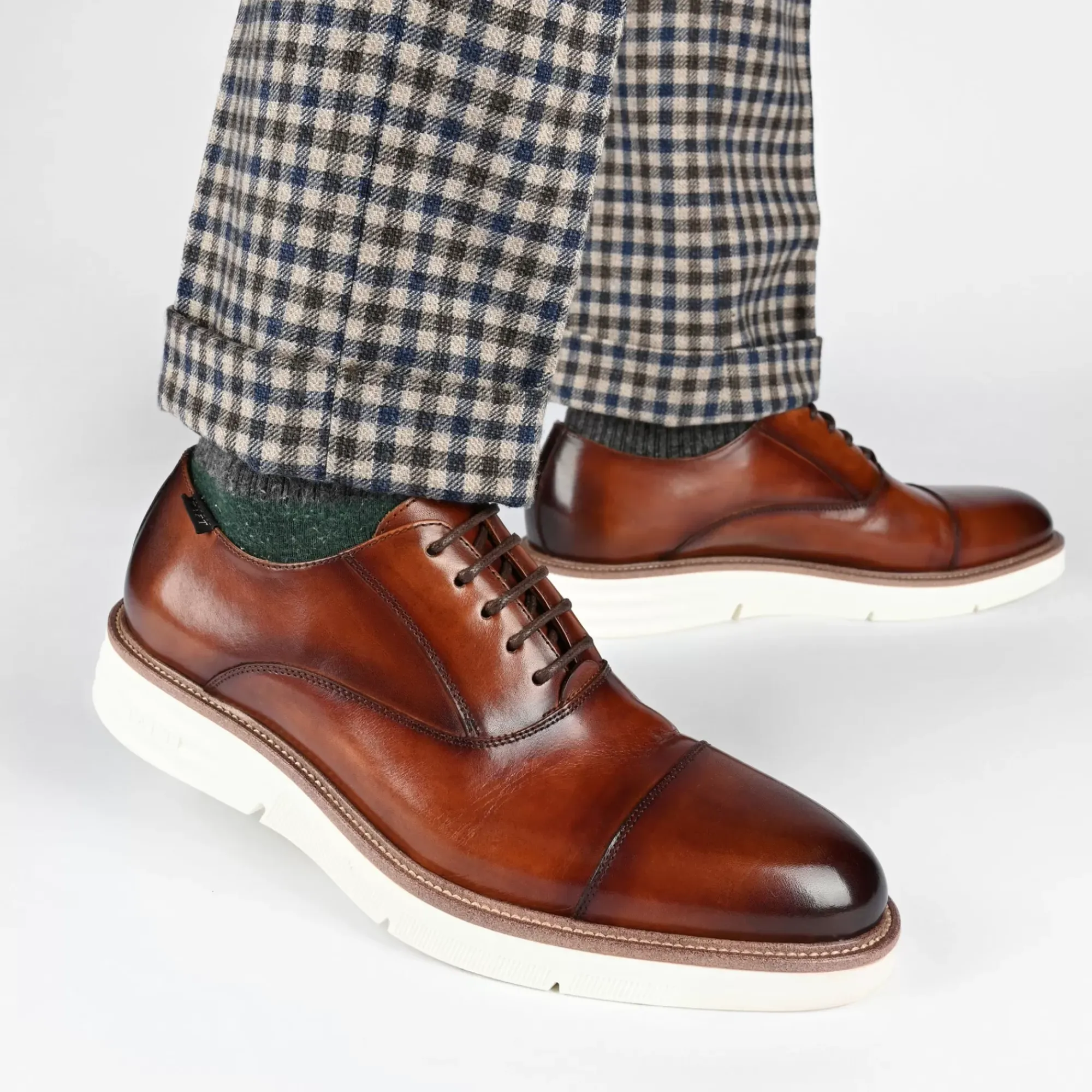 Store TAFT Model 102 Shoe In Honey